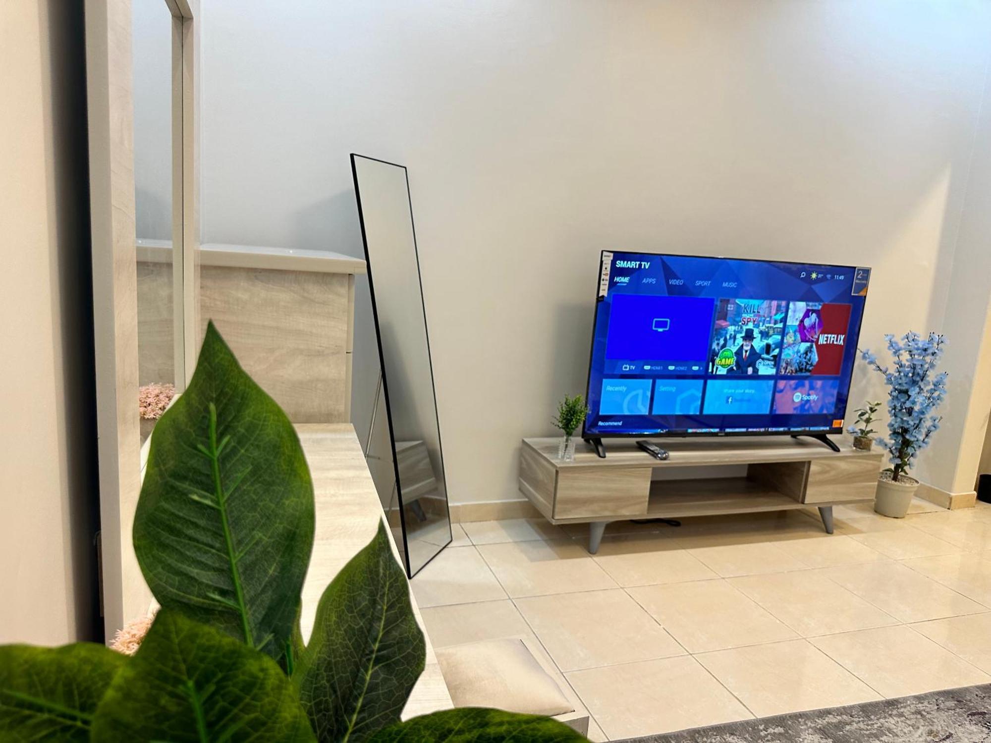 شقه غرفتين وصالة رقم 6 باثاث مودرن ودخول ذاتي Apartment